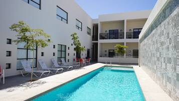 2 buitenzwembaden, gratis zwembadcabana's, parasols voor strand/zwembad