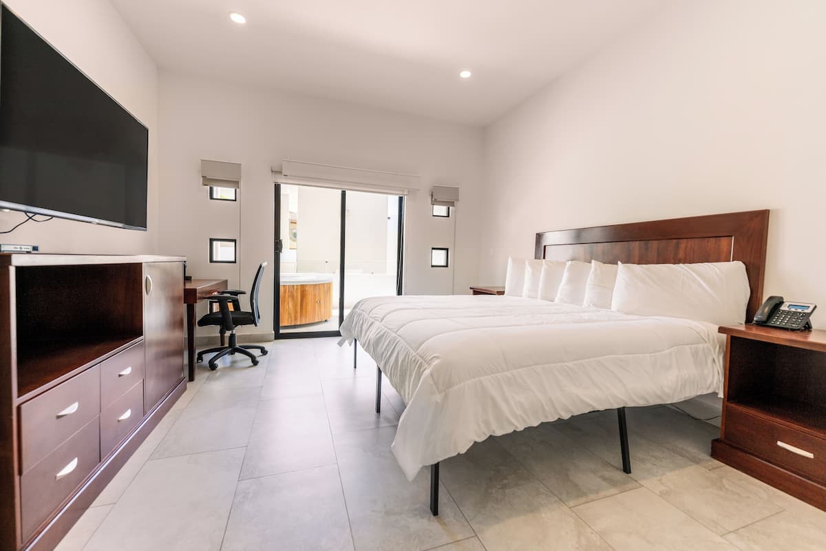Standaard eenpersoonskamer, 1 kingsize bed, hot tub, uitzicht op zwembad | Luxe beddengoed, donzen dekbedden, pillowtop-bedden