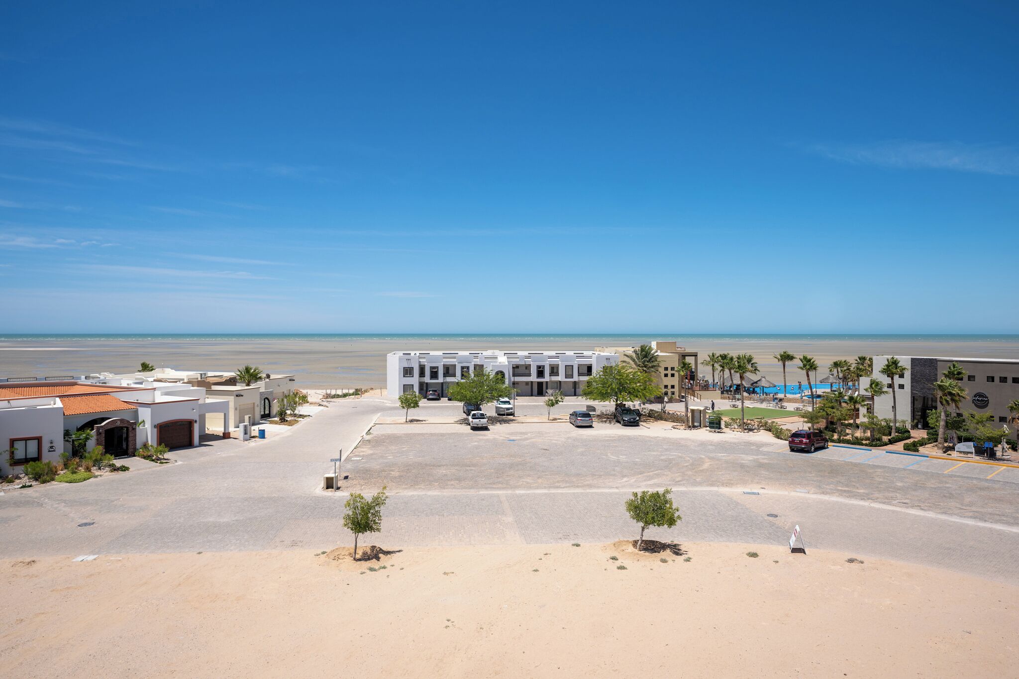 Hotel à beira-mar com estacionamento e arquitetura moderna.