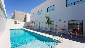 2 ulkouima-allasta avoinna 8.00–22.00, ilmaisia cabañoita