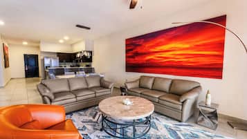 Penthouse familiar, 2 habitaciones, balcón, vista a la playa | Área de sala de estar | Televisión de pantalla plana, futbolito, tenis de mesa y libros