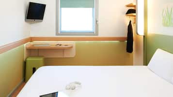 Tallelokero huoneessa, työpöytä, ilmainen Wi-Fi, vuodevaatteet