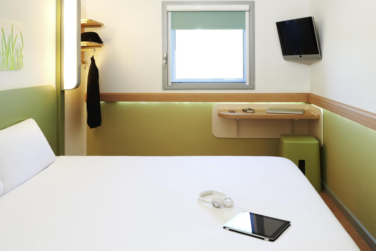 Camera, 1 letto matrimoniale con divano letto, accessibile ai disabili | Una cassaforte in camera, una scrivania, Wi-Fi gratuito, lenzuola