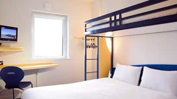 Kolmen hengen huone | Tallelokero huoneessa, työpöytä, ilmainen Wi-Fi, vuodevaatteet