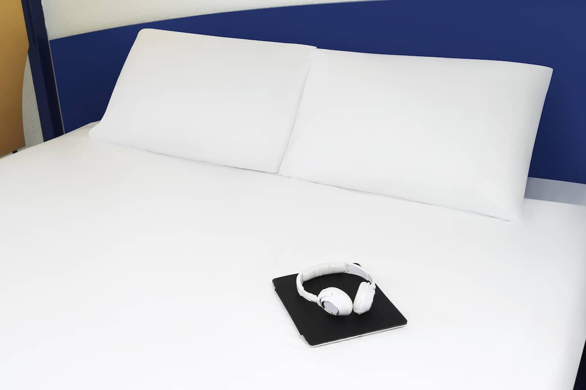 In-room safe, desk, WiFi (free), bed sheets