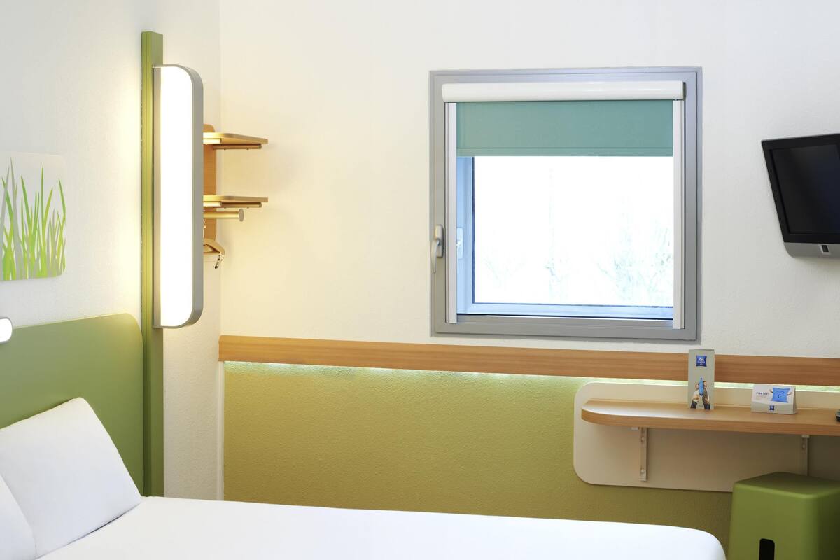 In-room safe, desk, WiFi (free), bed sheets