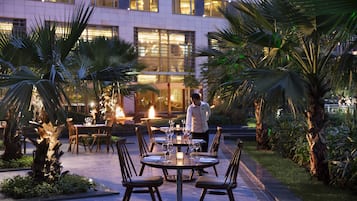 Se sirven desayunos y cocina internacional (con mesas al aire libre)