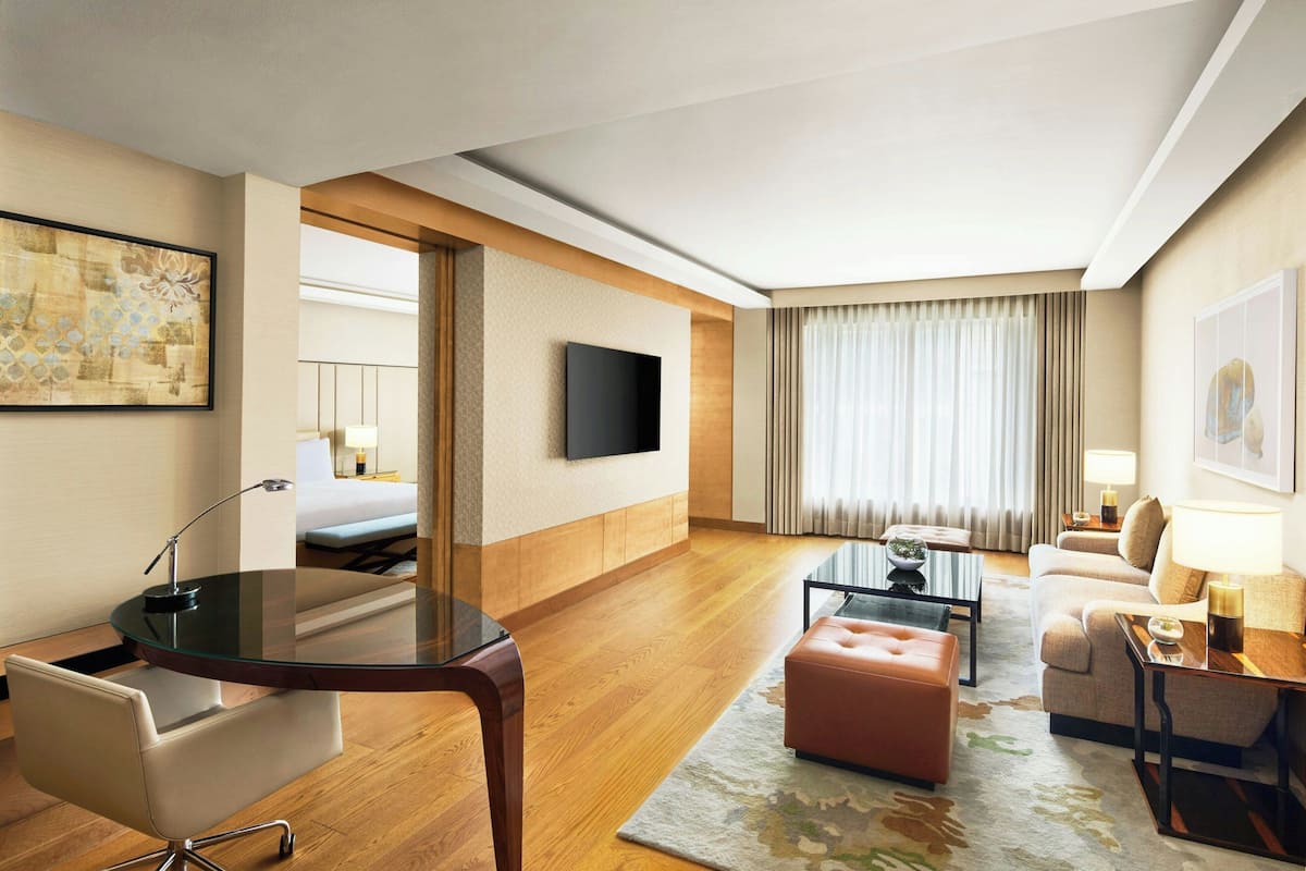 Executive Suite, 1 Bedroom | Living room | 32-inch TV with digital channels, DVD player, pay films