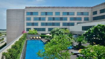 Club Room, 1 King Bed, Non Smoking | Pool | Outdoor pool, open 6:00 AM to 9:00 PM, pool umbrellas