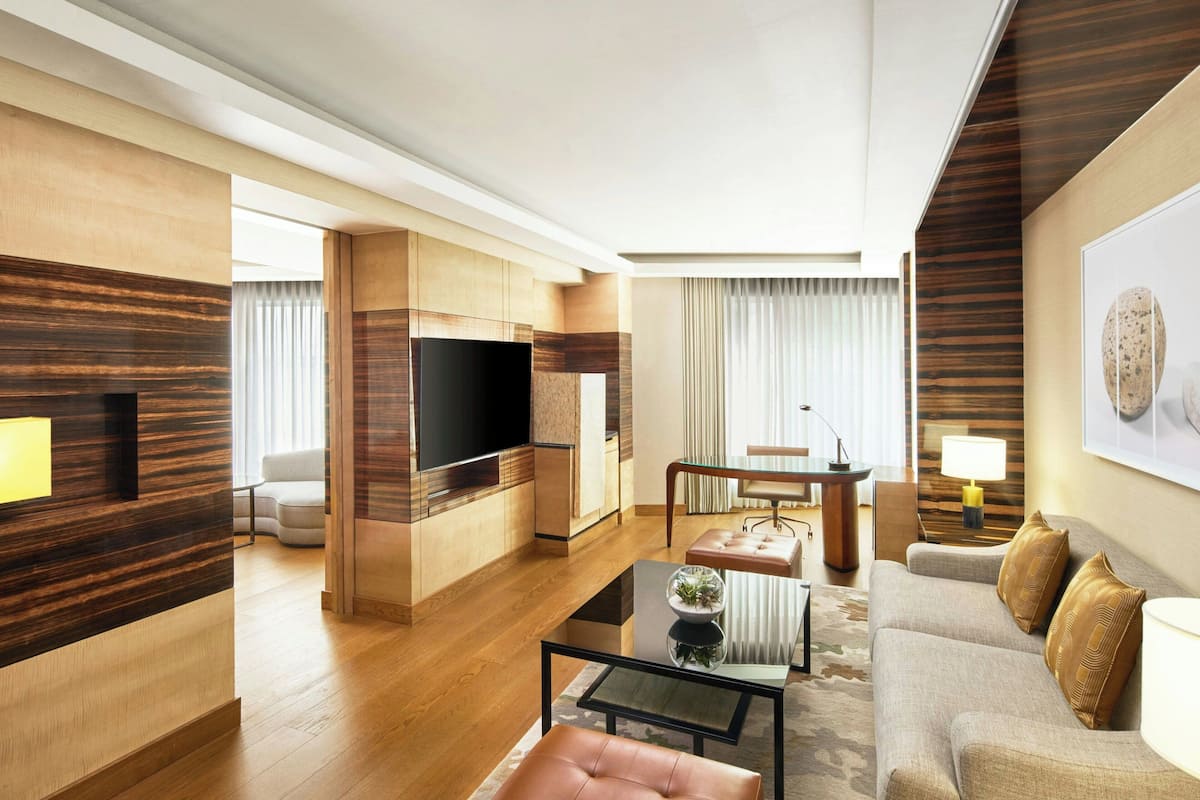 Executive Suite, 1 Bedroom | Living room | 32-inch TV with digital channels, DVD player, pay films
