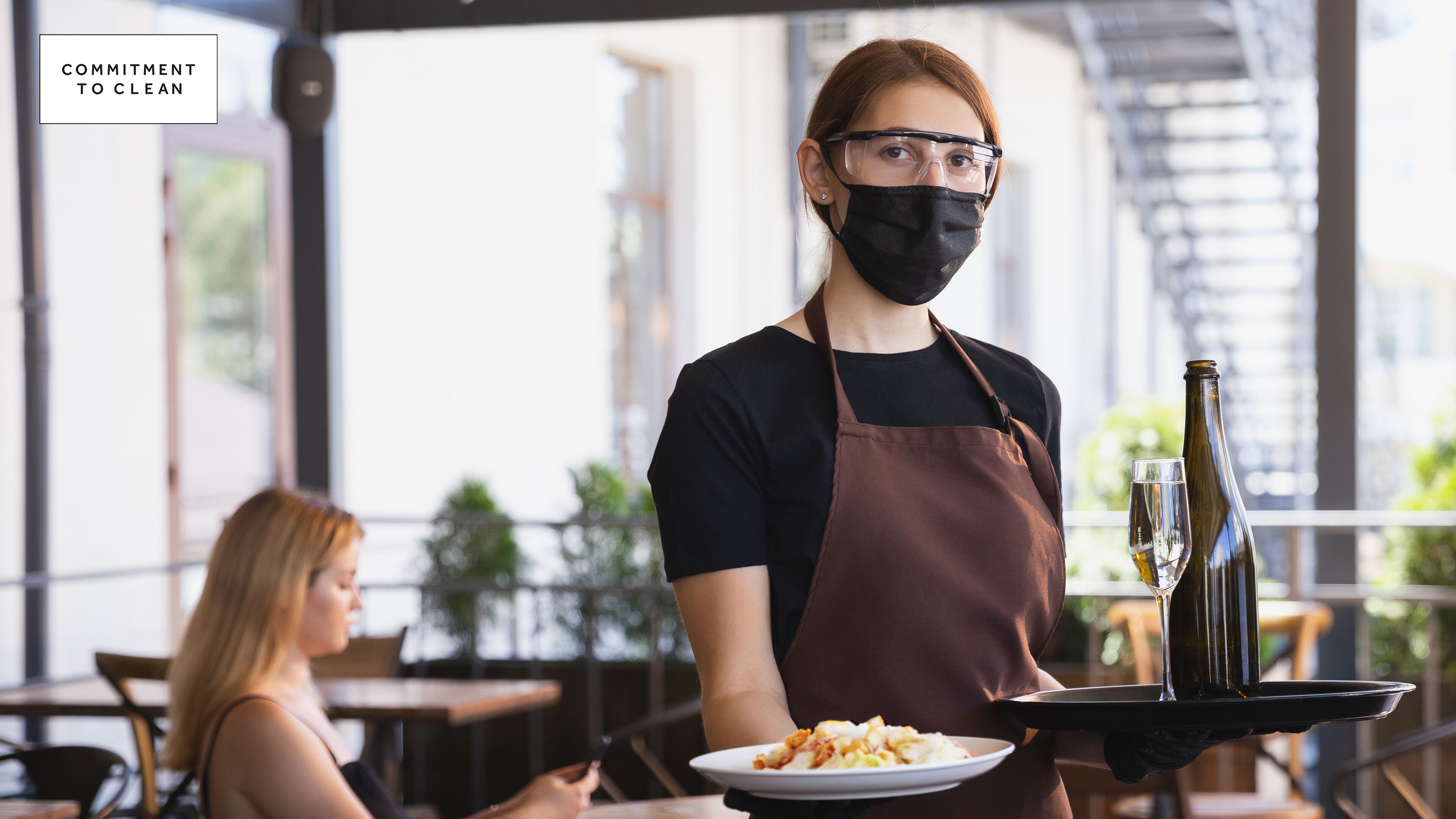 Una persona sirviendo comida en un restaurante con una bandeja.