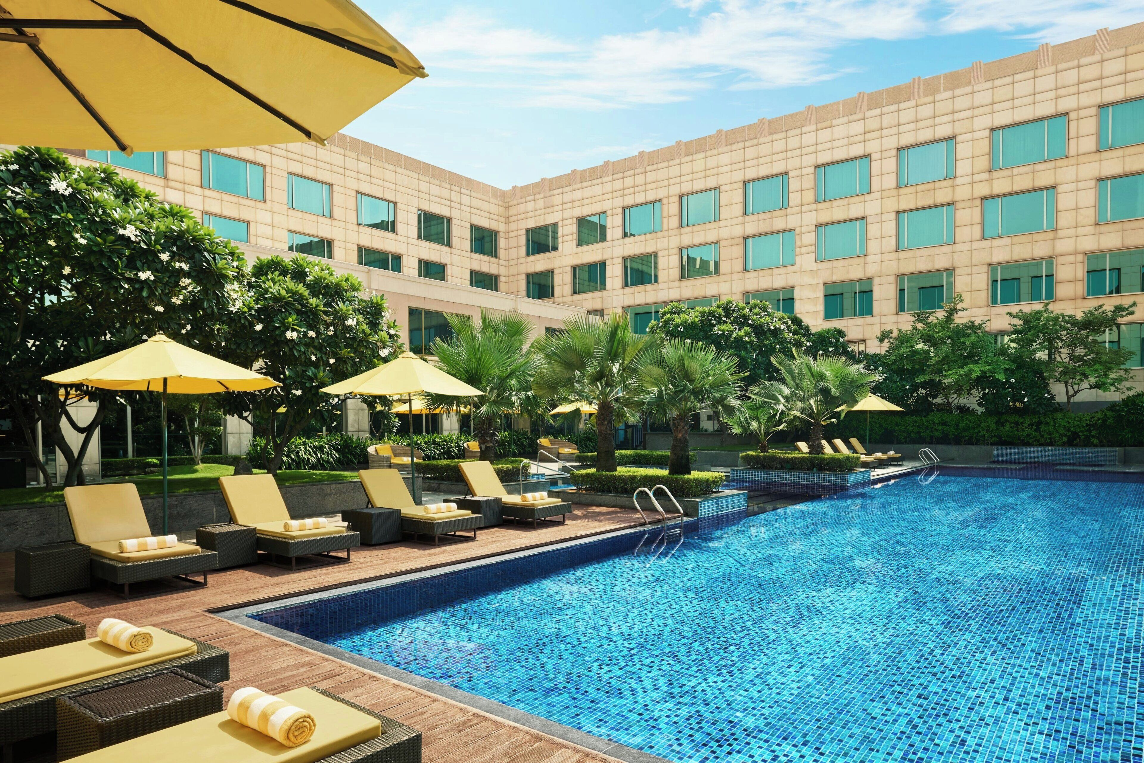 Una piscina al aire libre, sombrillas