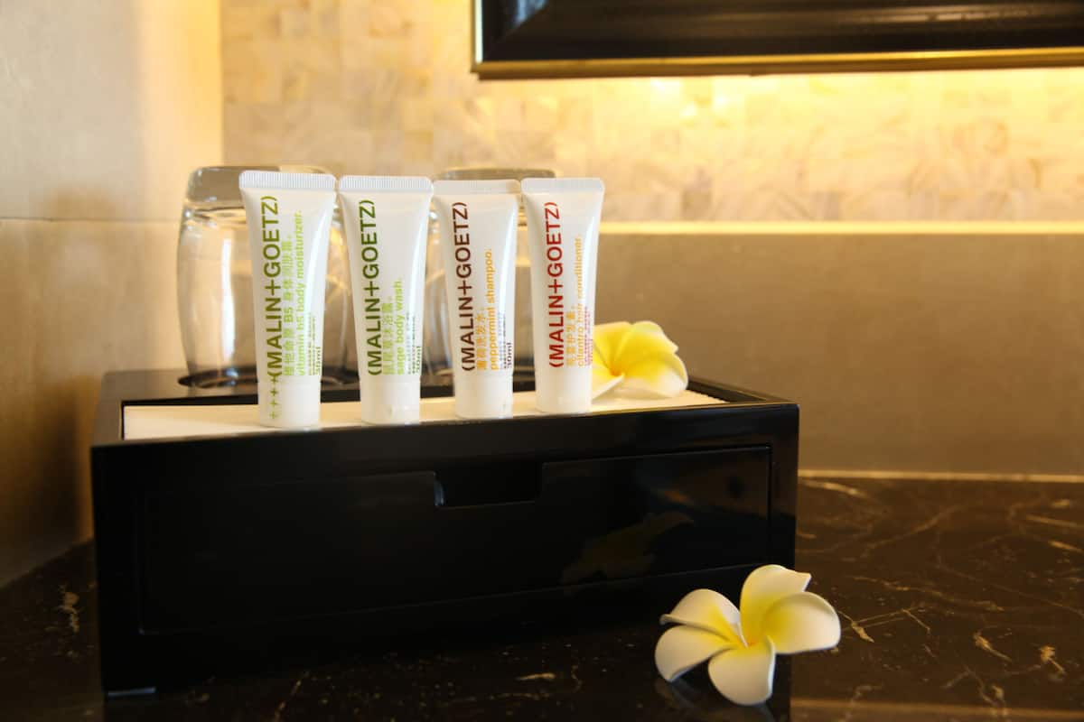 separate bathtub and shower, free toiletries, hair dryer, towels