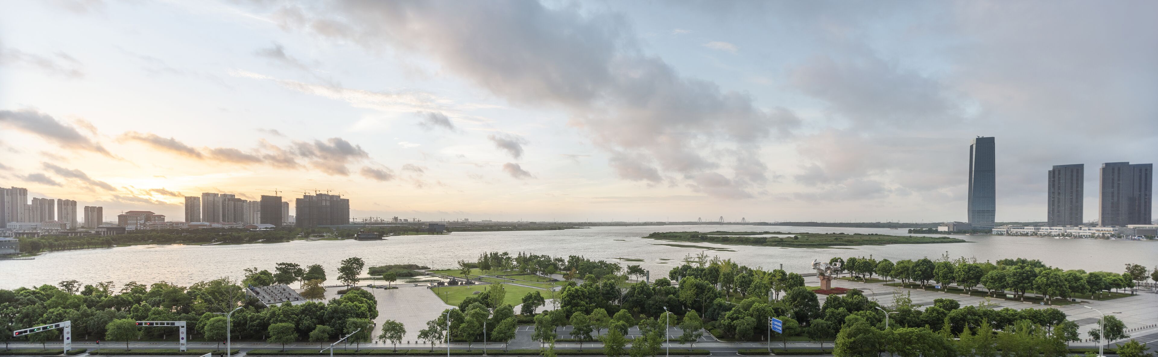 suite, 1 bedroom, lake view | premium bedding, minibar, in-room safe, desk