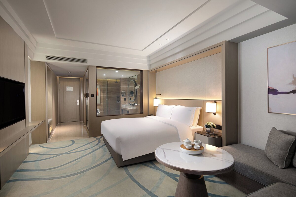 Minibar, in-room safe, soundproofing, alarm clocks