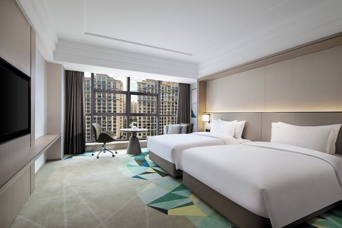 Minibar, in-room safe, soundproofing, alarm clocks