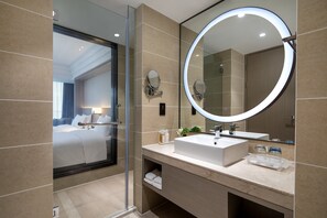 Habitación estándar, 2 camas individuales | Baño | Secadora de cabello, batas, pantuflas, toallas 