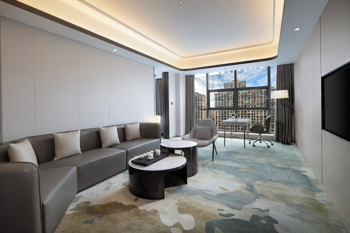 Suite, 1 Bedroom | Minibar, in-room safe, soundproofing, alarm clocks