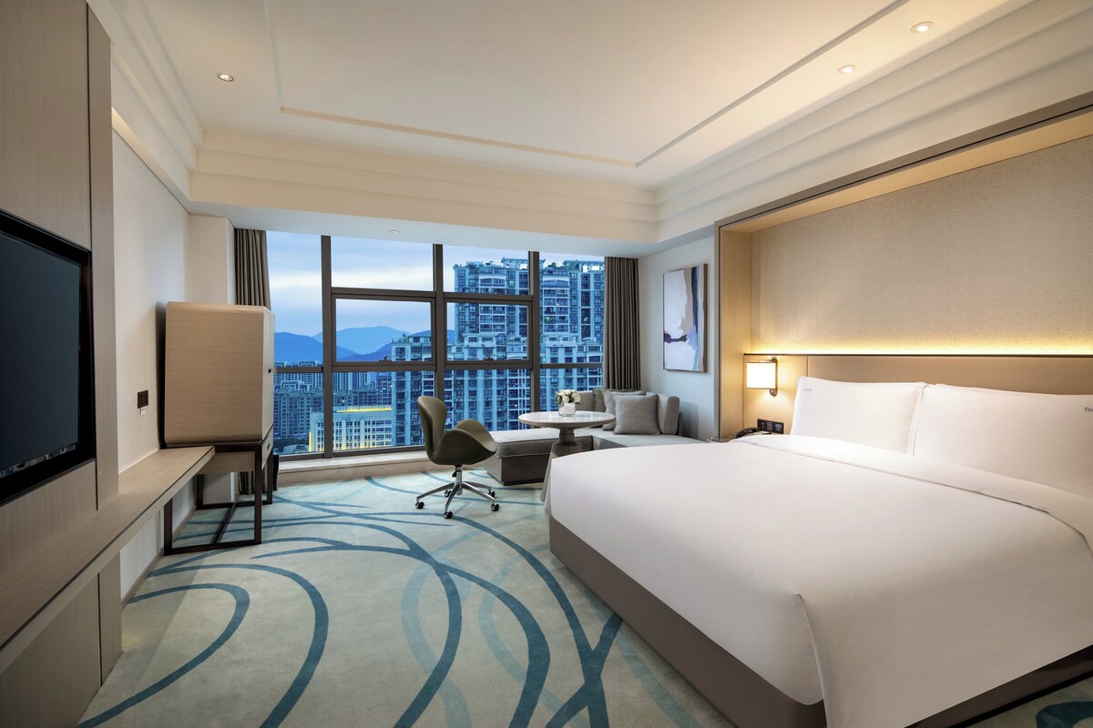 Standard Room, 1 King Bed | Minibar, in-room safe, soundproofing, alarm clocks