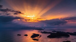 A sunset over a calm sea with several small islands. - Holiday Inn Ningde Xiapu by IHG (Ningde)