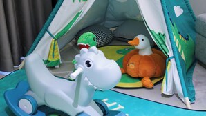 A child's play tent with a toy dinosaur, a duck, and a pumpkin inside. - Holiday Inn Ningde Xiapu by IHG (Ningde)