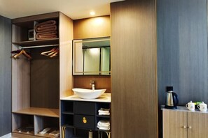 Minibar, in-room safe, iron/ironing board, Internet - Dunhuang International Hotel (Jiuquan)