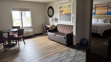 Suite, 1 King Bed, Non Smoking (1 Bedroom) | Egyptian cotton sheets, premium bedding, pillowtop beds, in-room safe