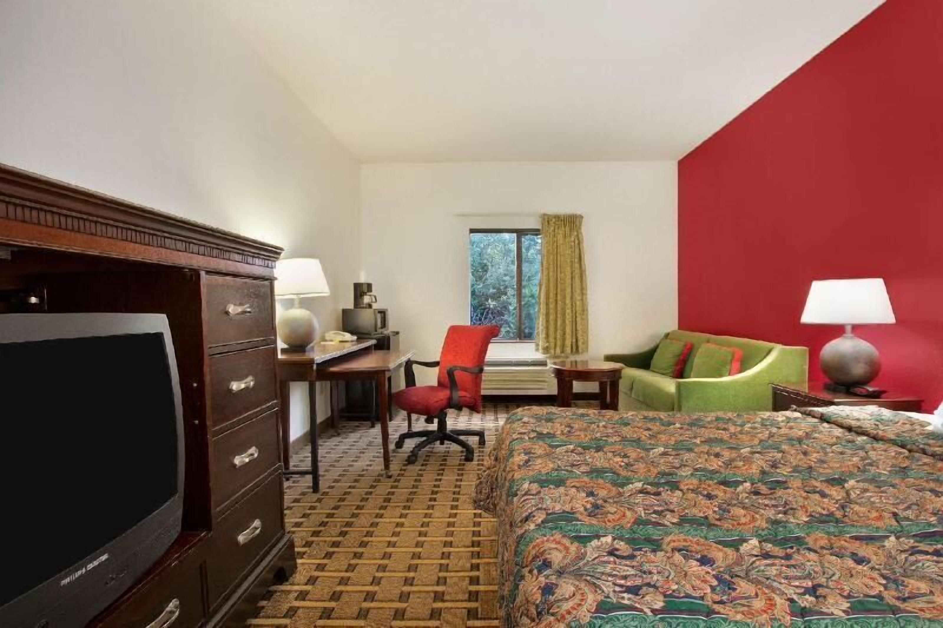 Egyptian cotton sheets, premium bedding, pillow-top beds, in-room safe