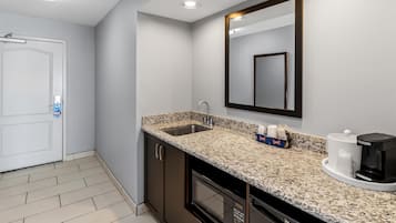 Caja de seguridad en la habitación y tabla de planchar con plancha