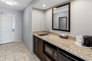 Pengeskab på værelset, strygejern/strygebræt, gratis baby-/barnesenge