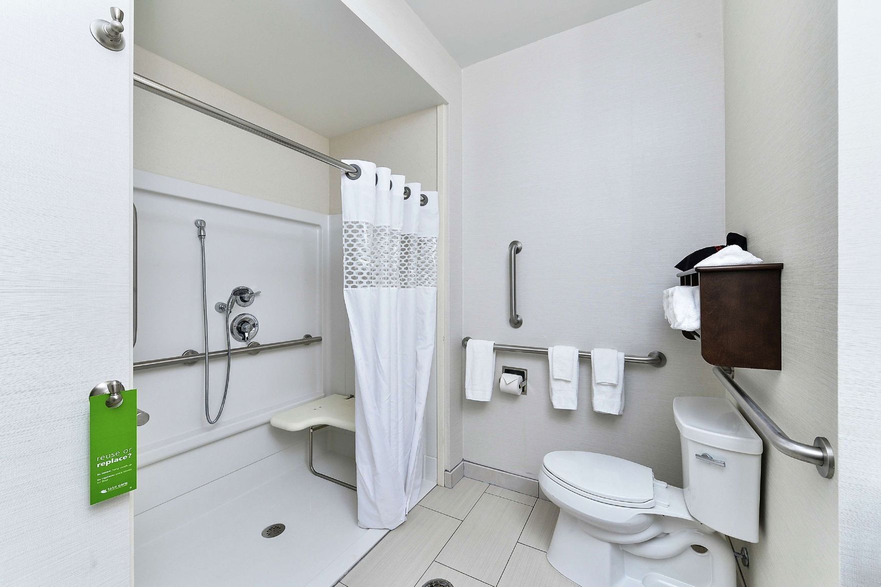 Bathroom | Combined shower/tub, free toiletries, hair dryer, towels