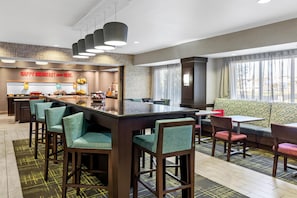 Café da manhã com buffet grátis todos os dias