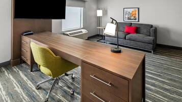 Caja de seguridad en la habitación y tabla de planchar con plancha