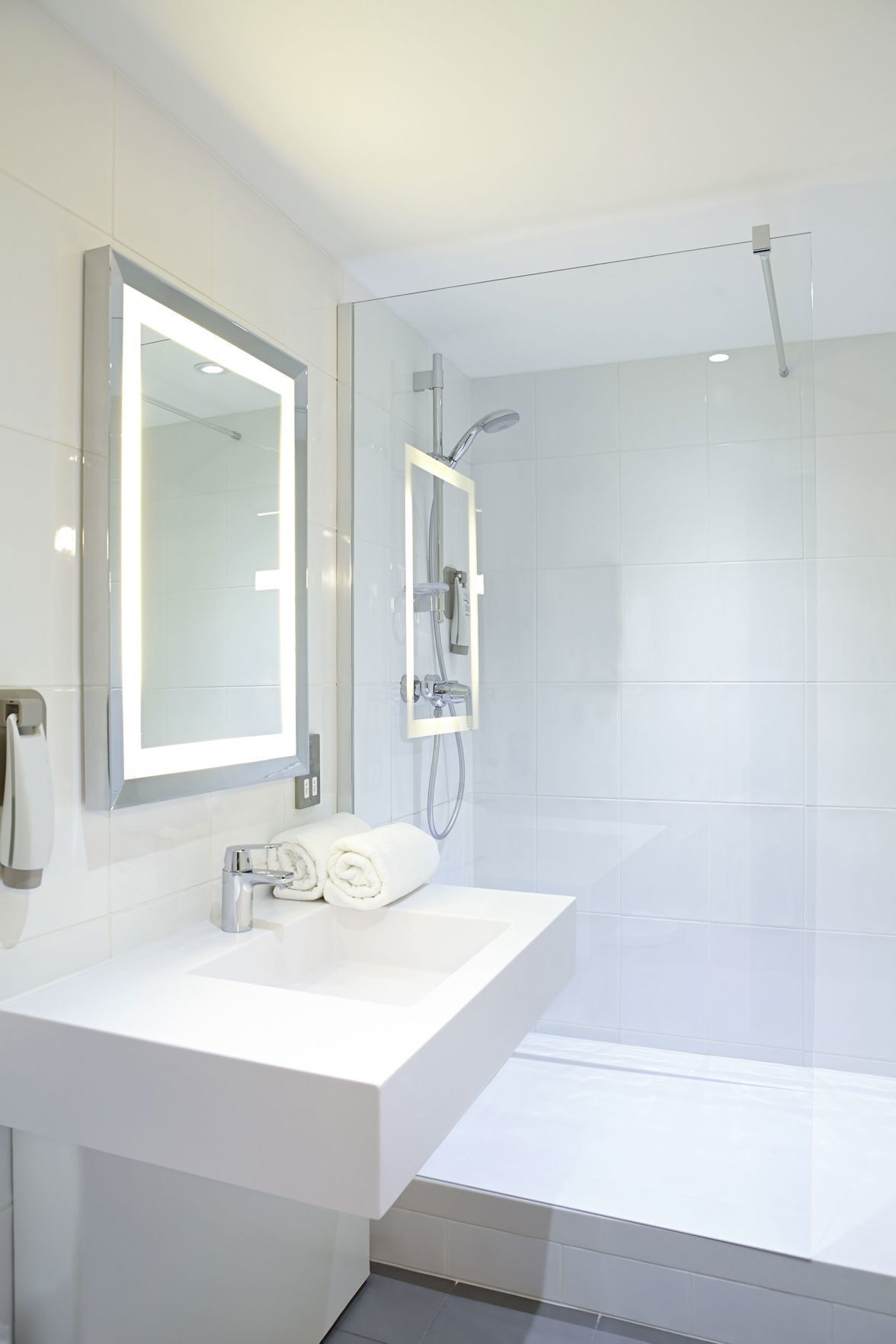 Badrum | Dusch, miljövänliga toalettartiklar, hårtork och handdukar