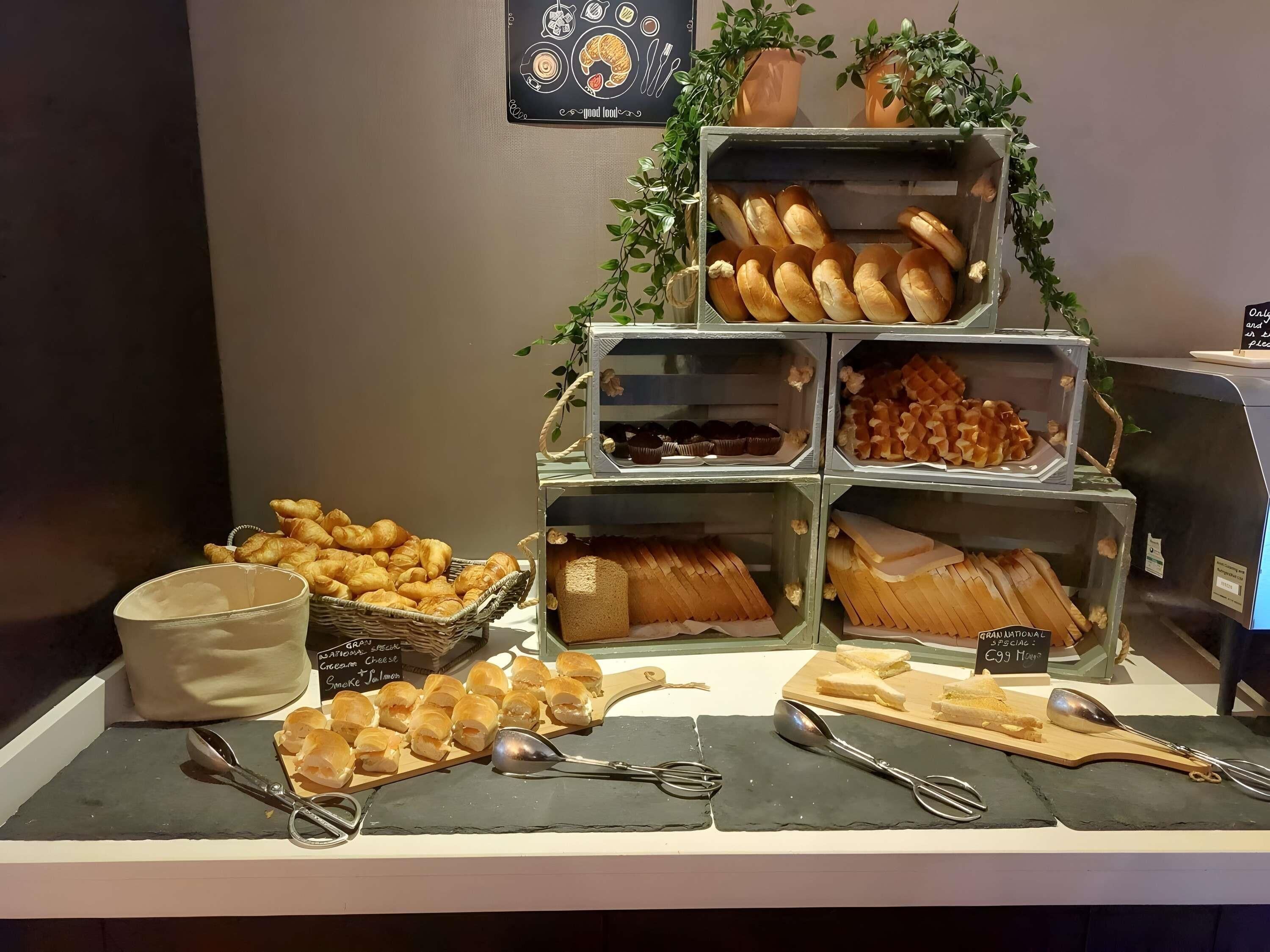 Dagelijks continentaal ontbijt (GBP 12.99 per persoon)