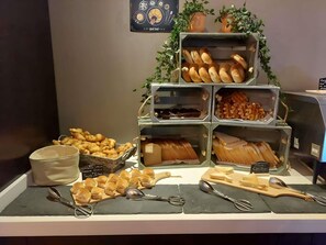 Päivittäinen mannermainen aamiainen (12.99 GBP per henkilö)