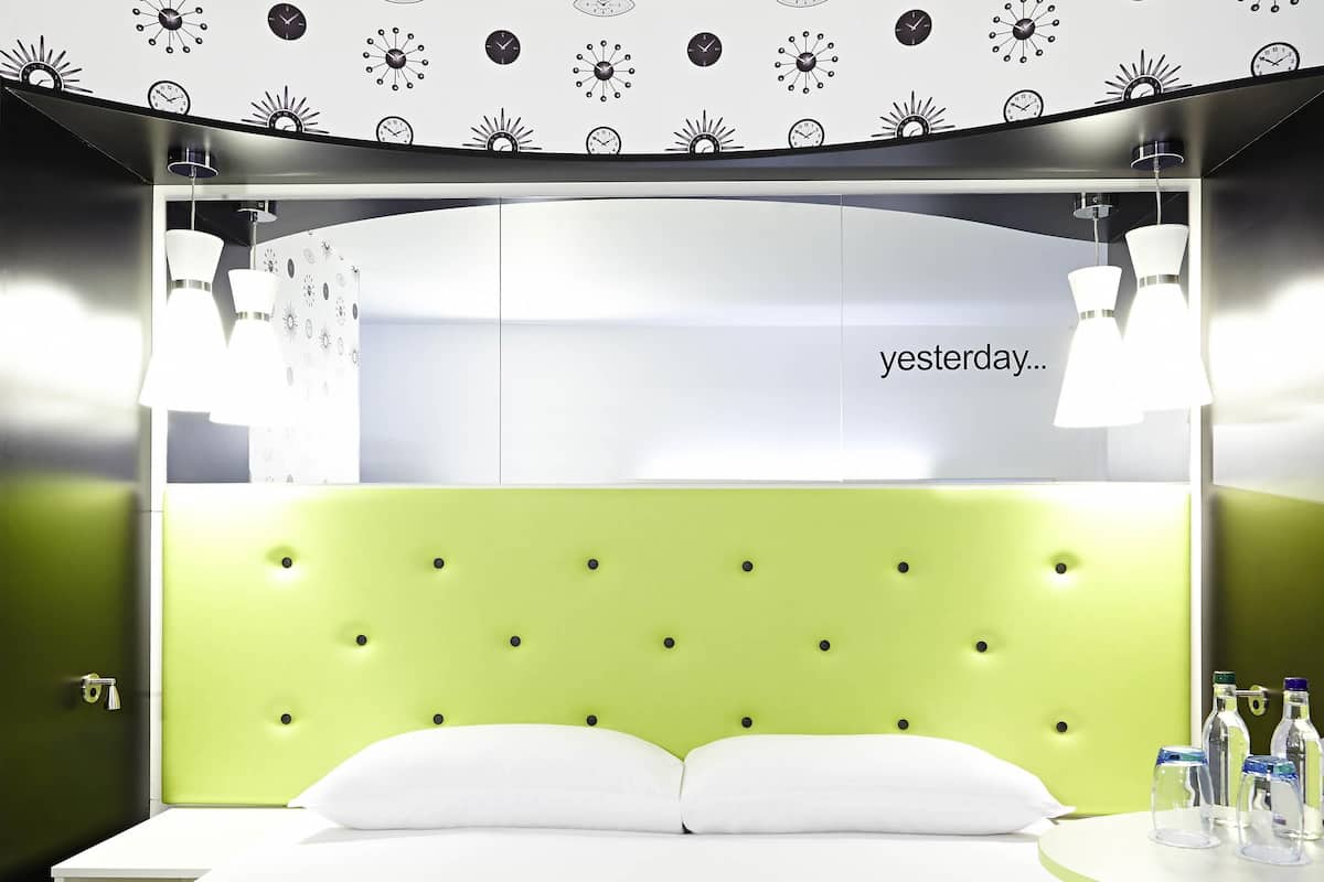 Meja kerja, Wi-Fi gratis, dan seprai linen