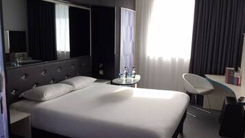 Escritorio, wifi gratis y ropa de cama
