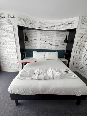 Premium-Zimmer, 1 Doppelbett | Schreibtisch, kostenloses WLAN, Bettwäsche