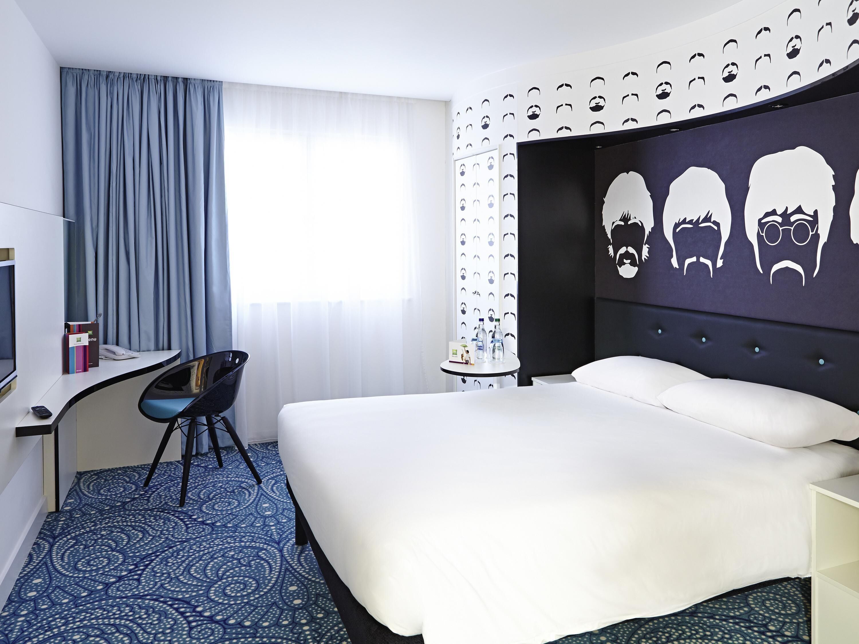 办公桌、免费 WiFi、床单