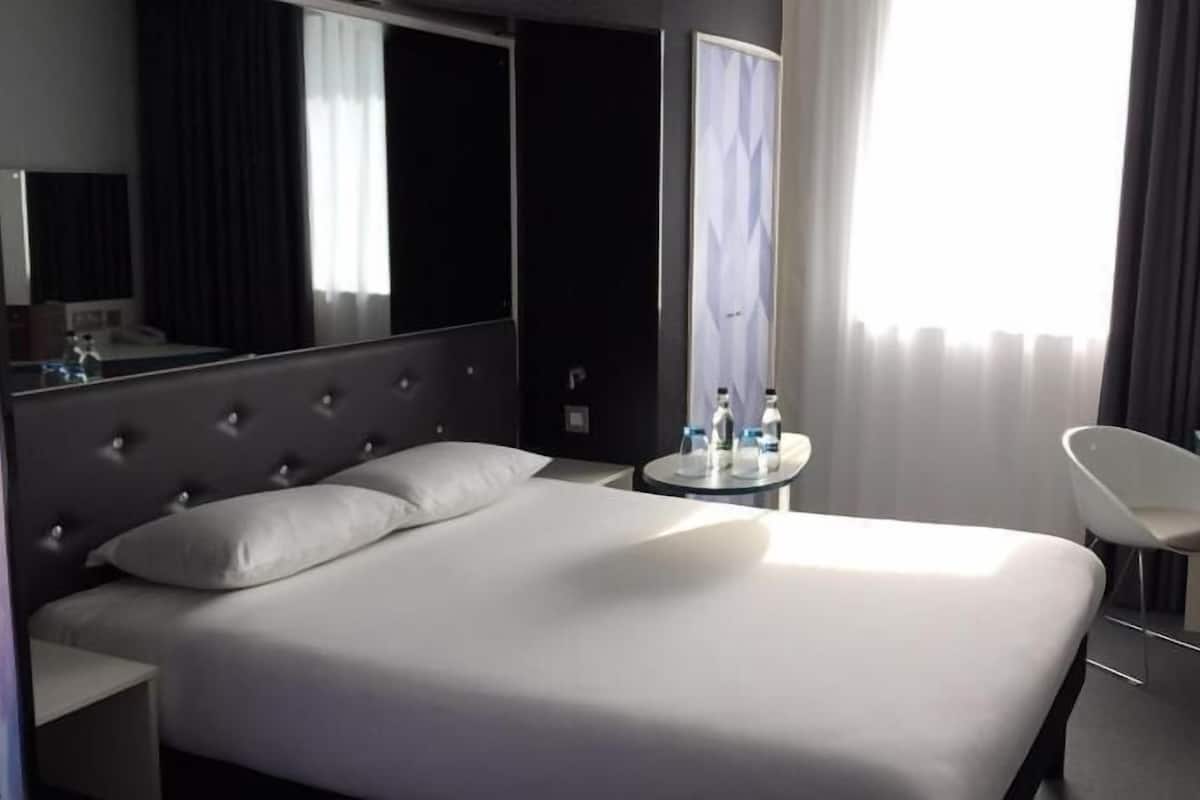 Skrivebord, wi-fi (inkludert) og sengetøy