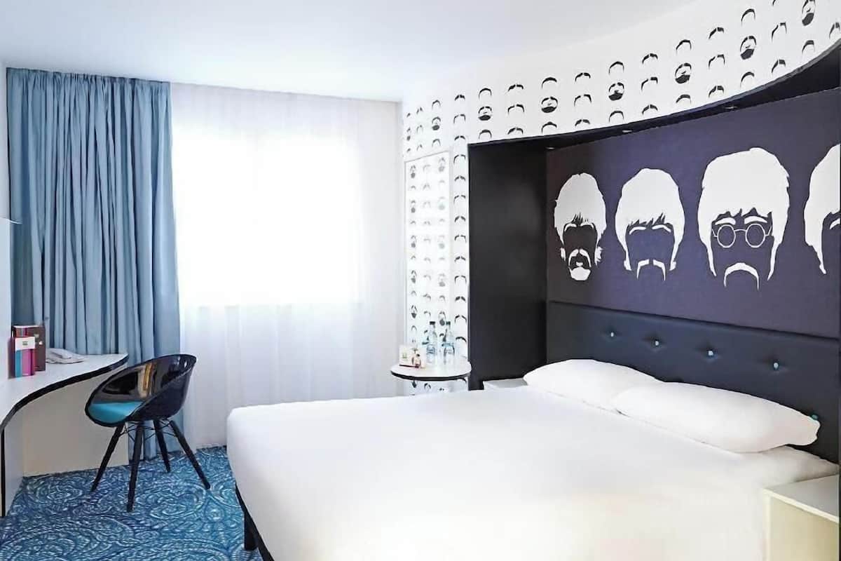 Skrivebord, wi-fi (inkludert) og sengetøy