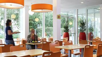 每日供應自助早餐 (每人 EUR10.00)