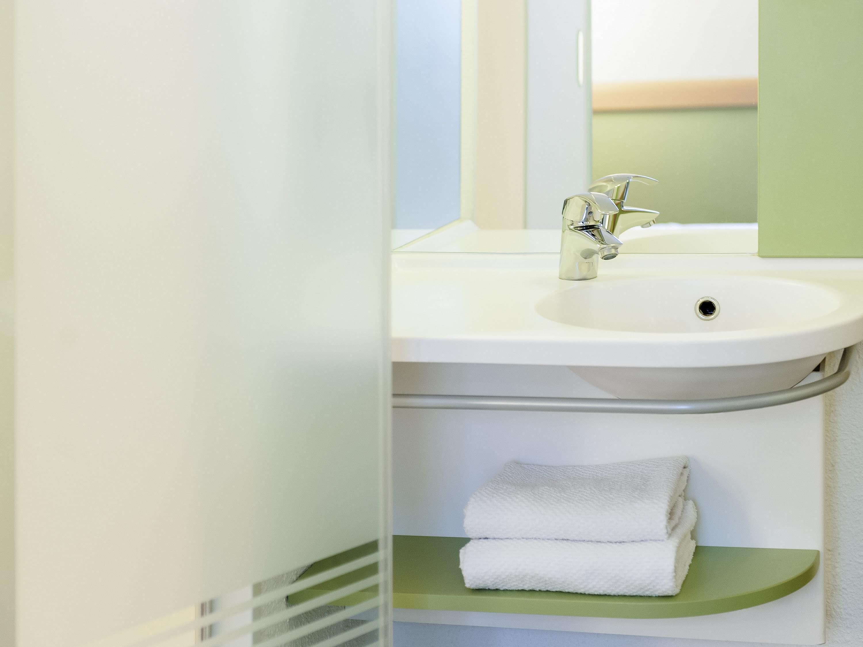 Allergikerbettwaren, Schreibtisch, laptopgeeigneter Arbeitsplatz