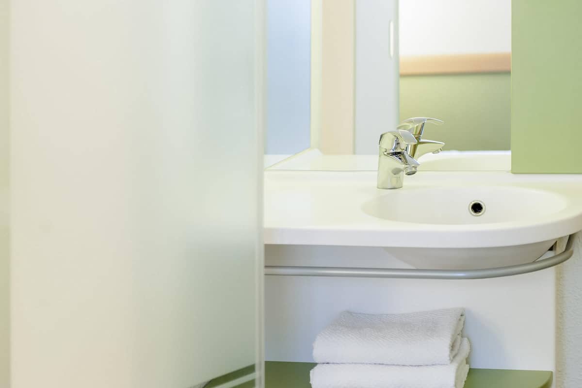 Allergikerbettwaren, Schreibtisch, laptopgeeigneter Arbeitsplatz