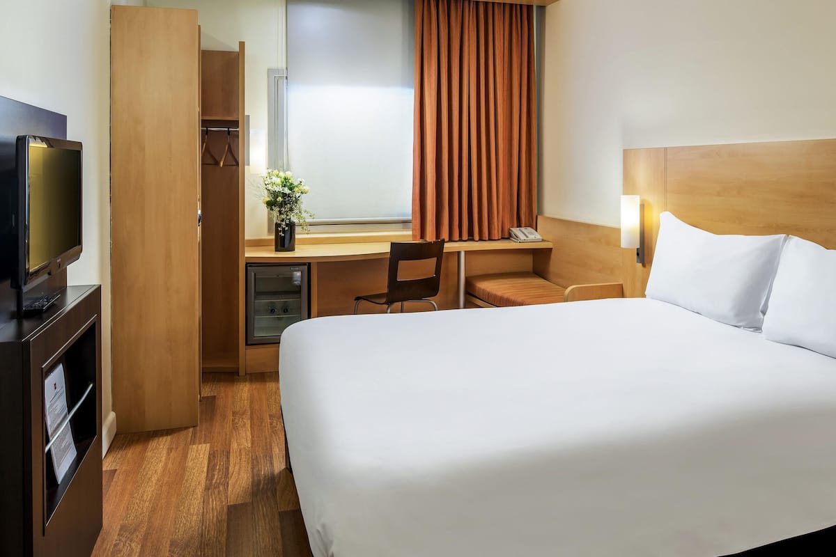 room, 1 double bed | in-room safe, desk, blackout curtains, soundproofing