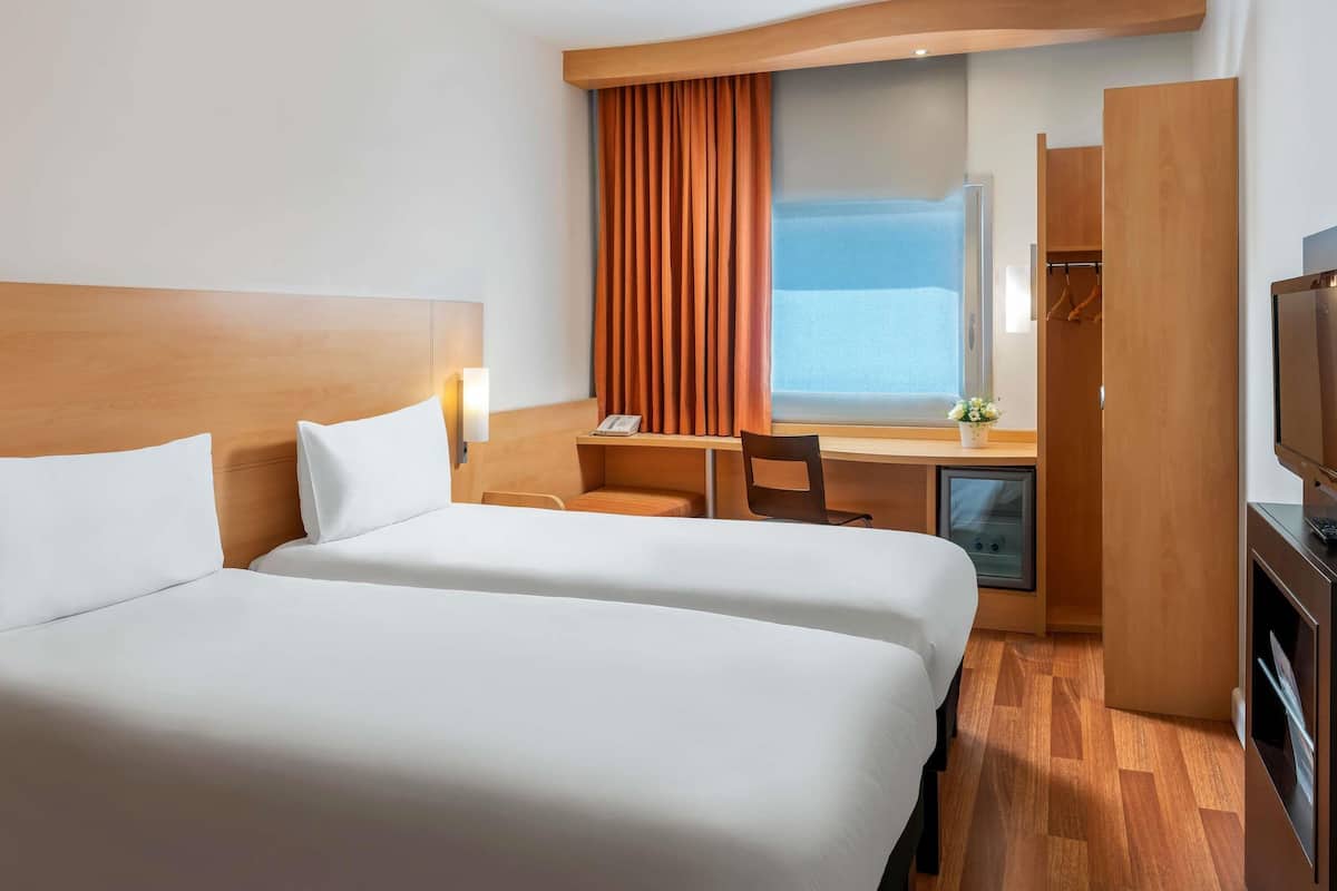 Chambre Standard, 2 lits une place | Coffres-forts dans les chambres, bureau, rideaux occultants