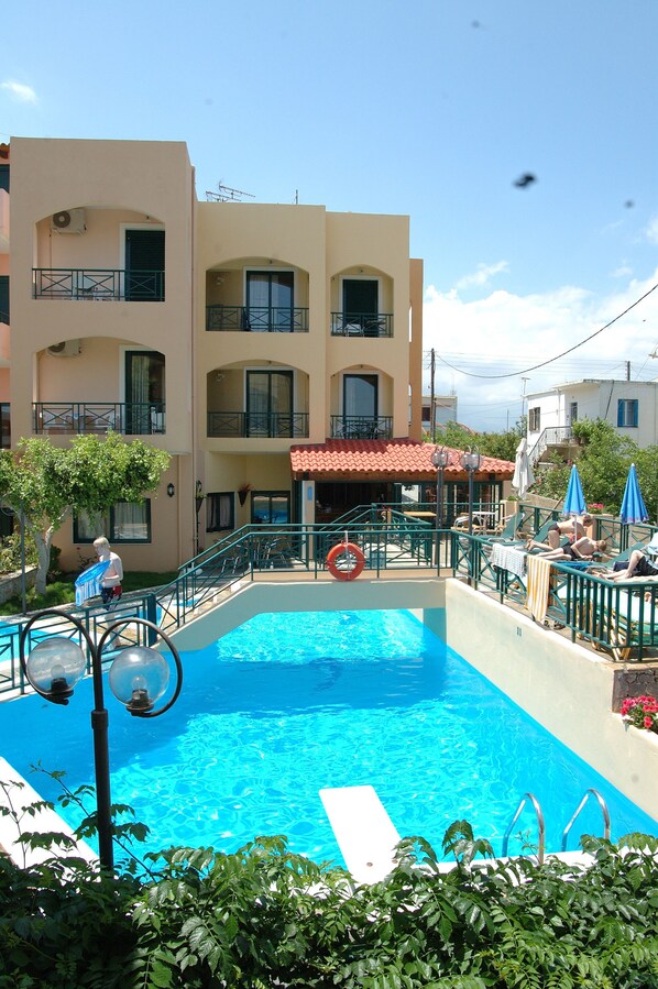 Piscine extérieure, parasols, chaises longues