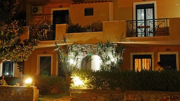 Fachada de la propiedad por la tarde o noche