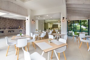 Desayuno buffet (EUR 7 por persona)